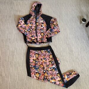 EUC the North Face wind breaker matching set jacket and pants - small